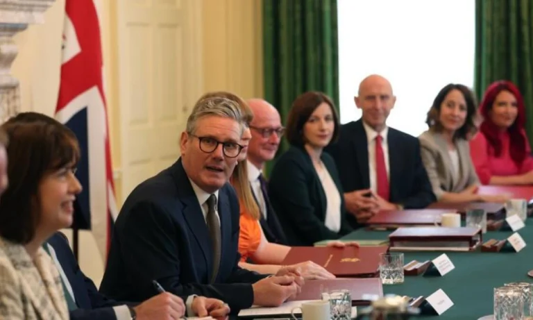 UK to Respond to 10% Tariffs Based on National Interest, Says Downing Street